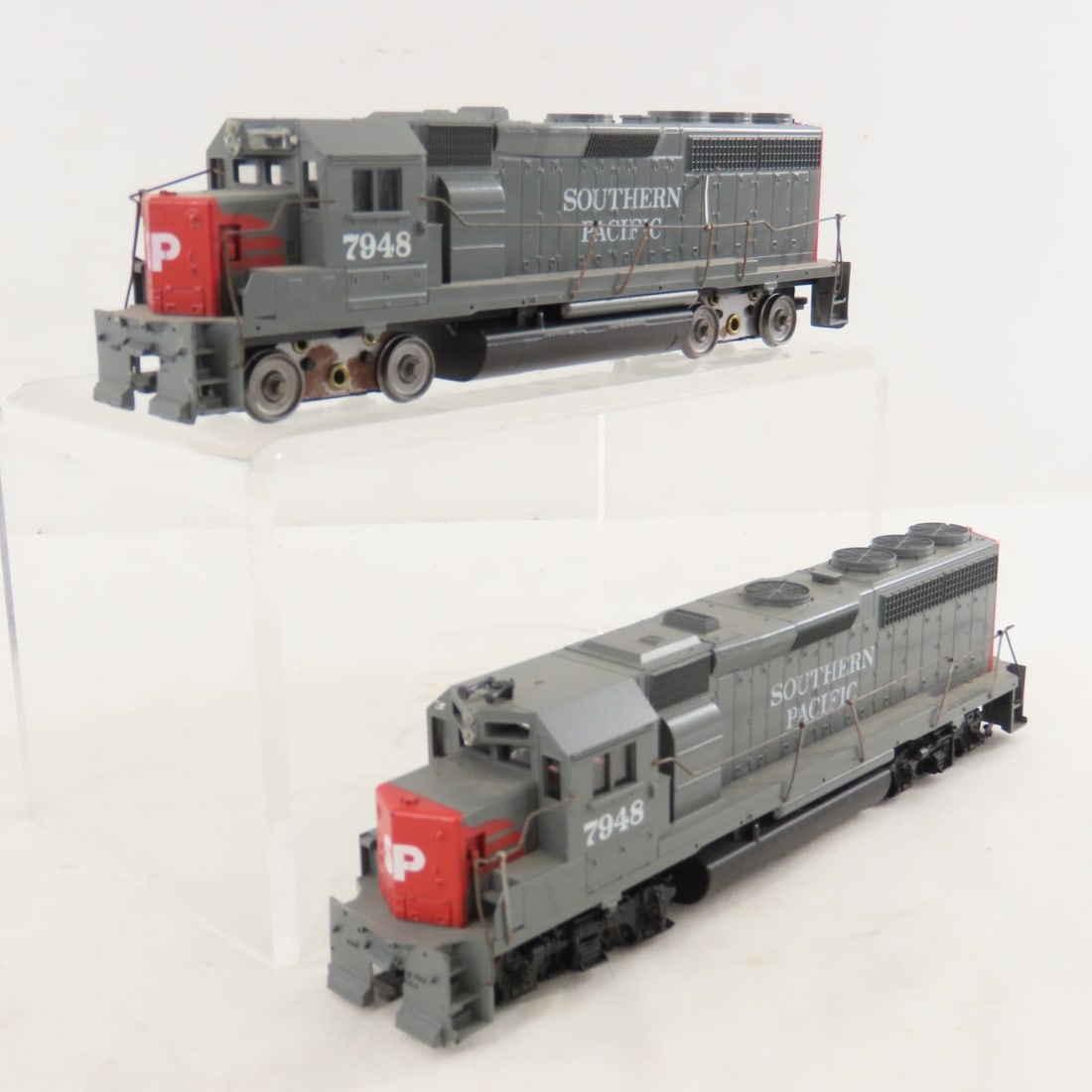 3 Unbranded HO Scale Engines and 4 Cars - 2