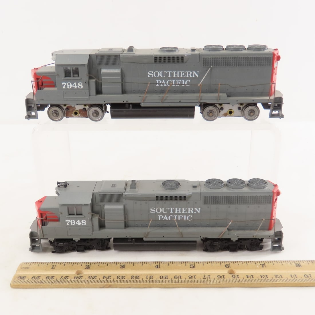 3 Unbranded HO Scale Engines and 4 Cars - 3