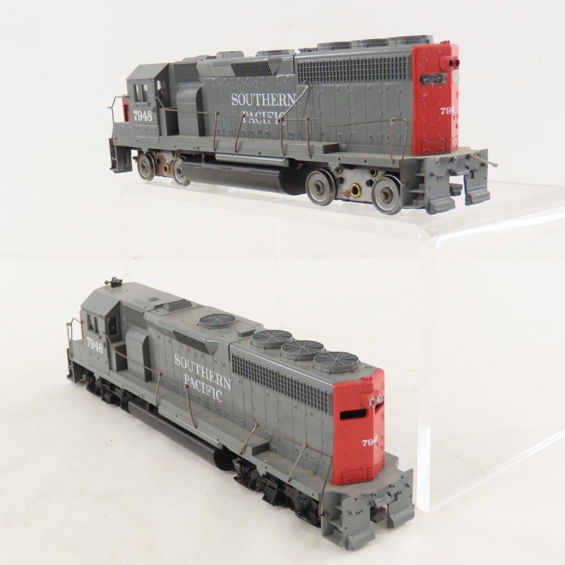 3 Unbranded HO Scale Engines and 4 Cars - 4