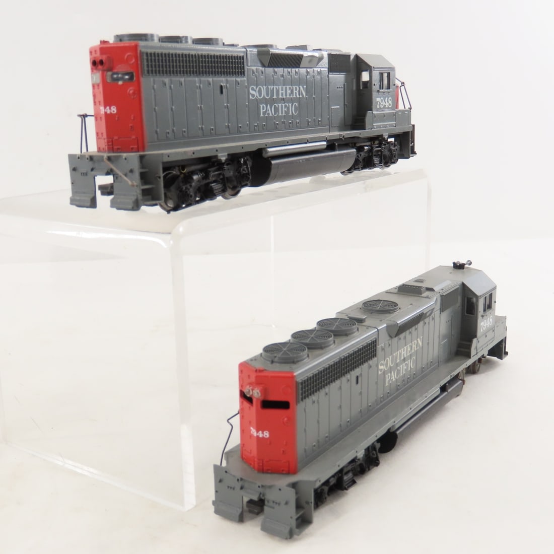 3 Unbranded HO Scale Engines and 4 Cars - 6