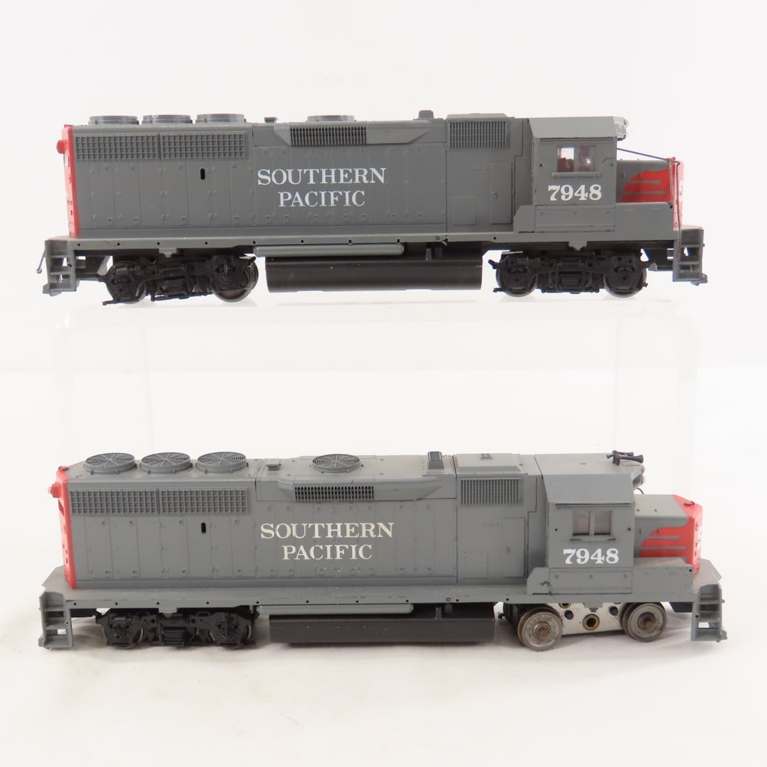 3 Unbranded HO Scale Engines and 4 Cars - 7