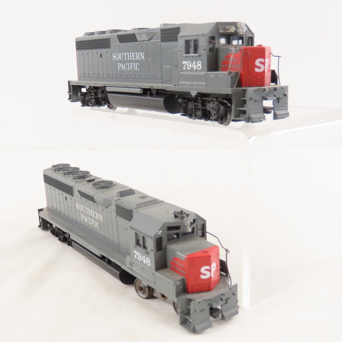 3 Unbranded HO Scale Engines and 4 Cars - 8