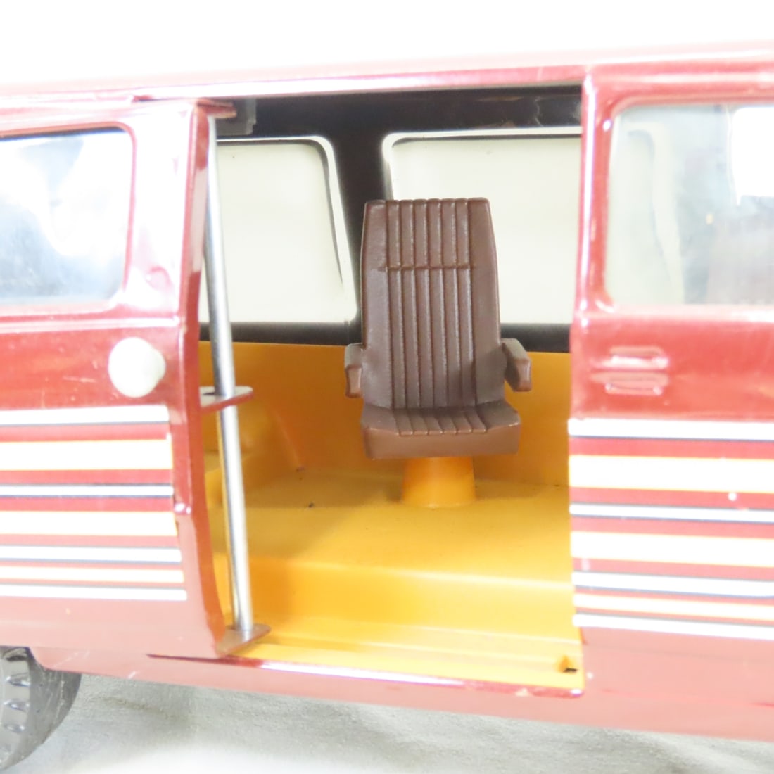 ERTL ACE Hardware #1976 & STK#3521 Vans - 18