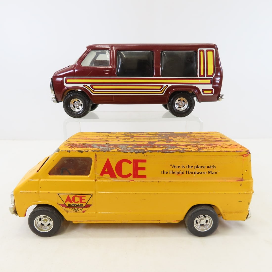 ERTL ACE Hardware #1976 & STK#3521 Vans: ERTL ACE Hardware #1976 & STK#3521 Vans - 1/18 diecast, LOT SIZE: 12x9x5" 4 LBS All information and photos, which are part of the description, are intended to be as accurate as possible, but errors