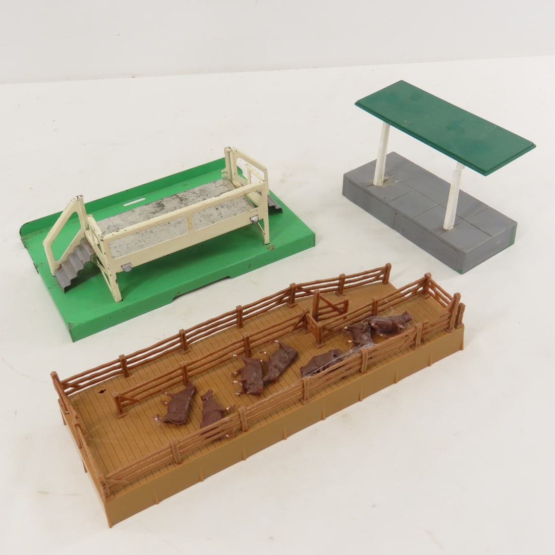 14 Plasticville & Other HO Scale Buildings & more - 13