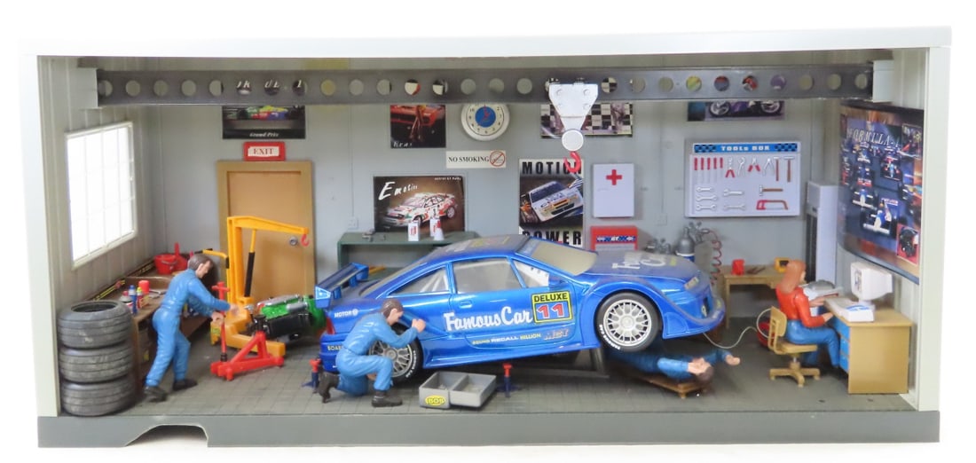 PlayGo Auto Service Center Diorama: PlayGo Auto Service Center Diorama - chip on front edge, and engine has broken ring so it no longer hangs on hoist. fits 1/18 or 1/24 cars. Most is plastic LOT SIZE: 20x9.5x8" 5 LBS All information