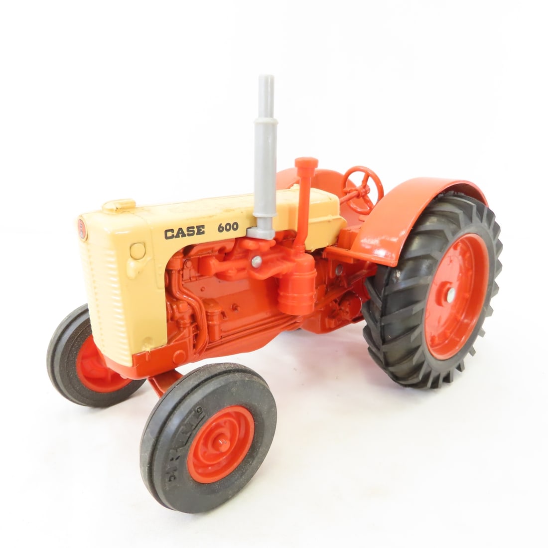 ERTL Case 600 WF Tractor 1/16 Diecast: ERTL Case 600 WF Tractor 1/16 Diecast - LOT SIZE: 10x5x7" 2 LBS All information and photos, which are part of the description, are intended to be as accurate as possible, but errors are possible. No