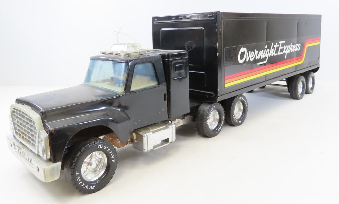 Nylint Overnight Express 1/24 Diecast Semi-Truck: Nylint Overnight Express 1/24 Diecast Semi-Truck - cab is missing door handles and stickers, LOT SIZE: 18x13x8" 7 LBS All information and photos, which are part of the description, are intended to be