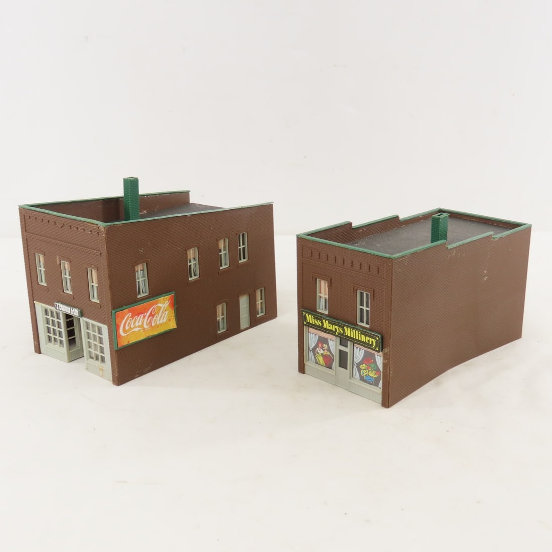 13 Plasticville & Other HO Scale Buildings - 17