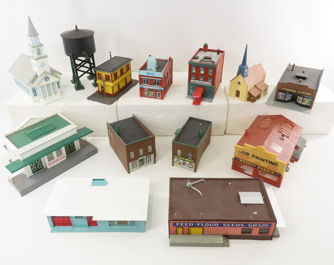 13 Plasticville & Other HO Scale Buildings: 13 Plasticville & Other HO Scale Buildings - 1 is Pola-Quick made in W. Germany , plastic and balsa wood. LOT SIZE: 24x20x20" 5 LBS All information and photos, which are part of the description, are