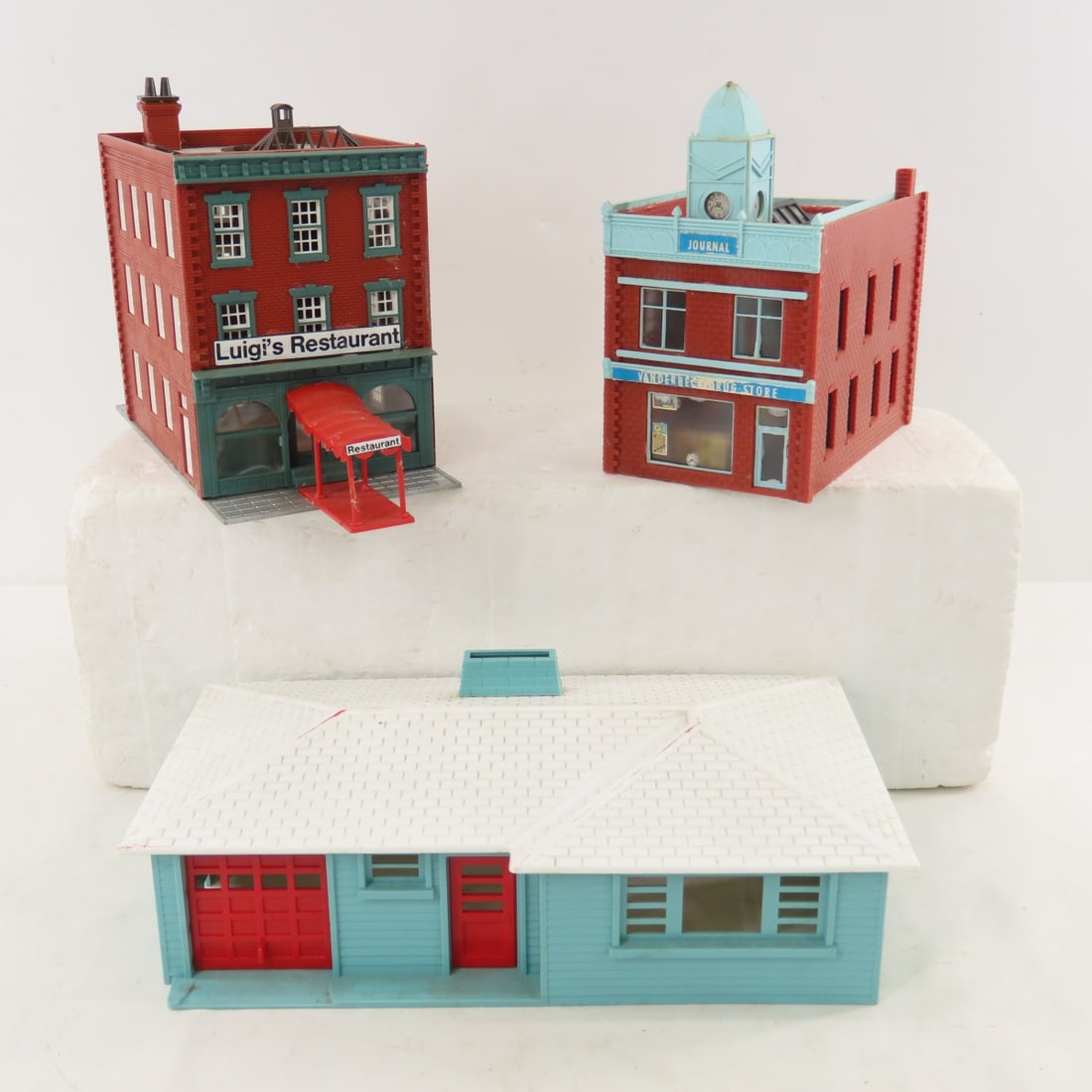 13 Plasticville & Other HO Scale Buildings - 8