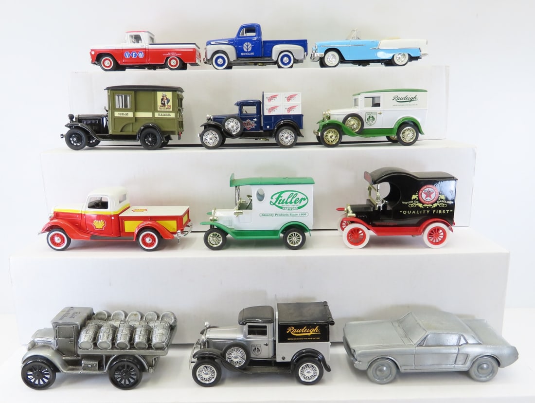 12 Liberty Classics, Gearbox & Other Car Banks: 12 Liberty Classics, Gearbox & Other Car Banks - some do not have keys, LOT SIZE: 18x4x4" 13 LBS All information and photos, which are part of the description, are intended to be as accurate as