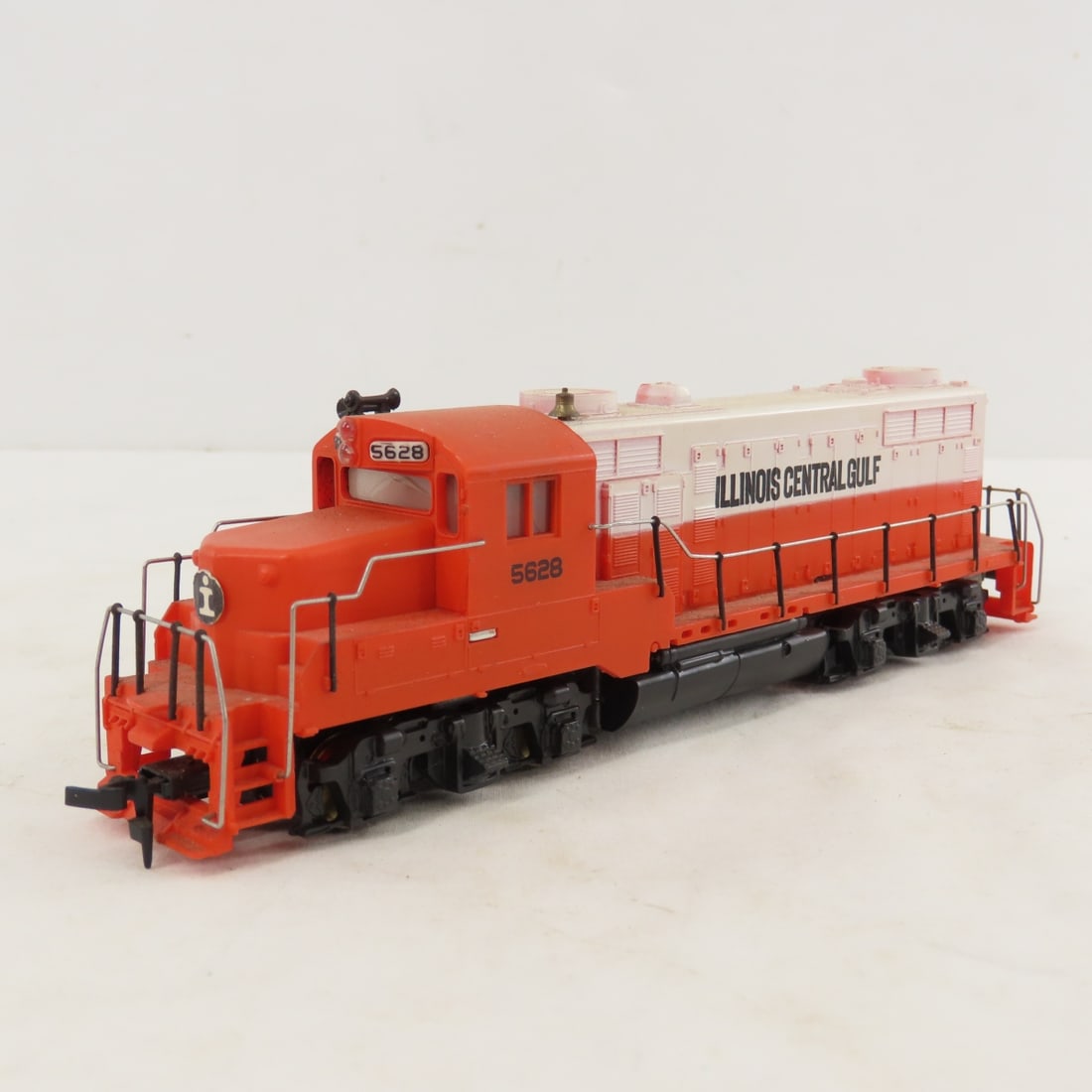 5 Mantua and Tyco HO Scale Engines and cars - 12