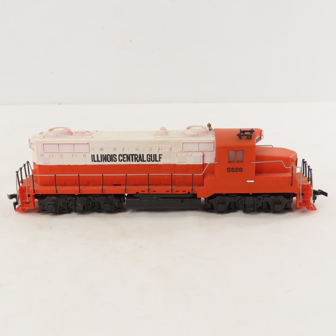 5 Mantua and Tyco HO Scale Engines and cars - 16