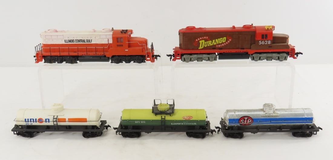 5 Mantua and Tyco HO Scale Engines and cars: 5 Mantua and Tyco HO Scale Engines and cars - Tyco Durango 5628 engine, Mantua IL Gulf 5628 engine, 3 Tyco tankers. LOT SIZE: 8x10x3" 3 LBS All information and photos, which are part of the descriptio
