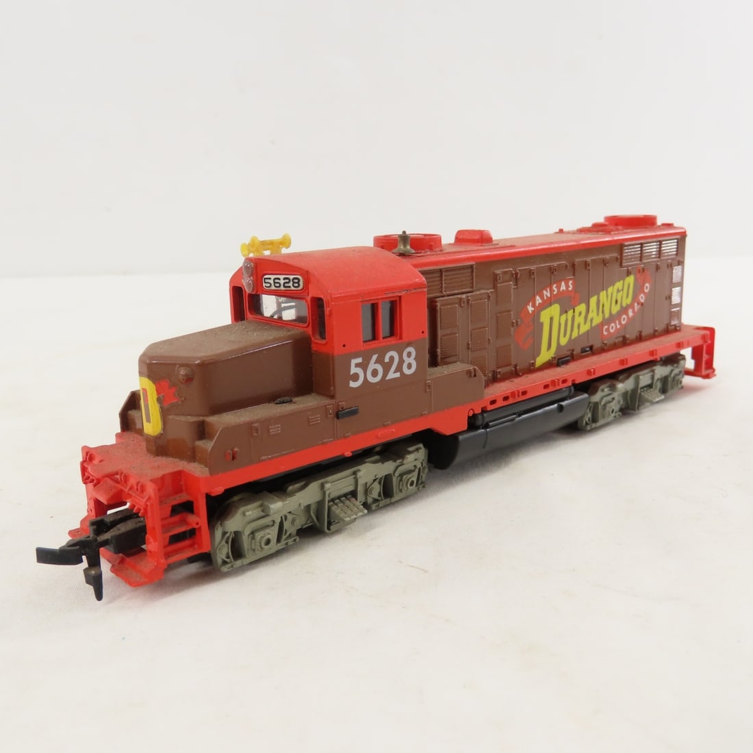 5 Mantua and Tyco HO Scale Engines and cars - 2