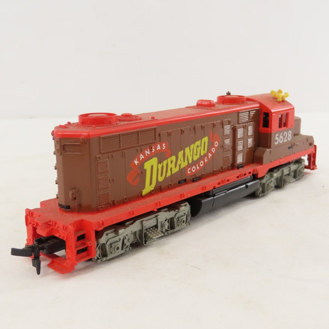 5 Mantua and Tyco HO Scale Engines and cars - 5
