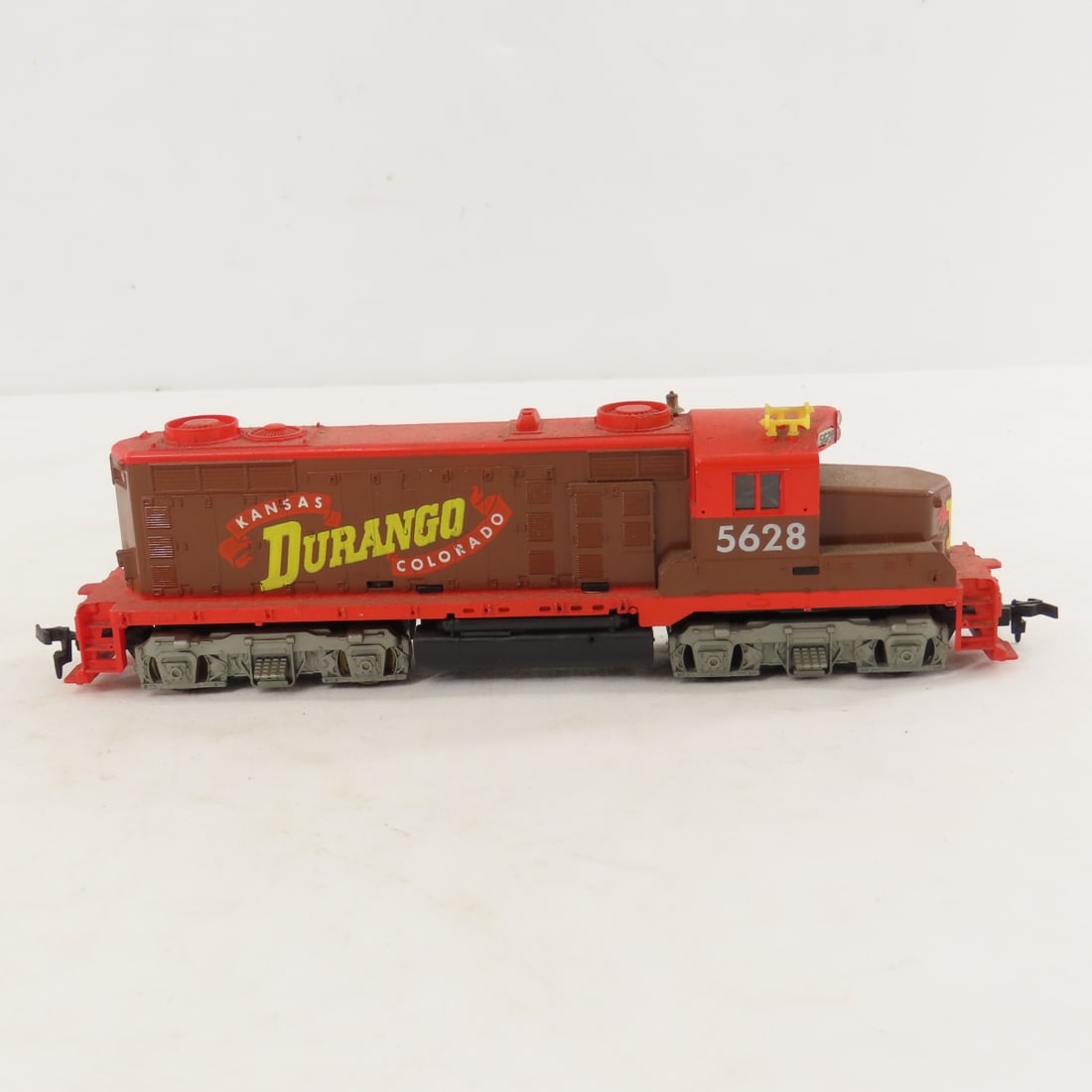 5 Mantua and Tyco HO Scale Engines and cars - 6