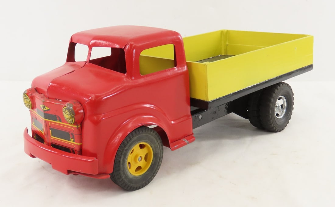 Customized MARX Truck with Wood Bed: Customized MARX Truck with Wood Bed - 1 tire falls off front axle, LOT SIZE: 15x6x6" 3 LBS All information and photos, which are part of the description, are intended to be as accurate as possible,