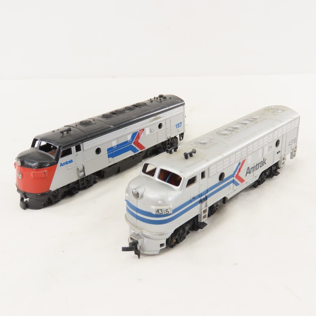 3 HO Scale Amtrak Engines and 2 Passenger Cars - 2