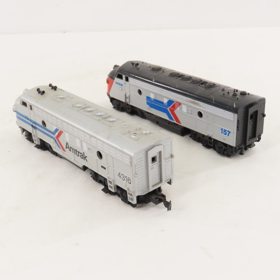 3 HO Scale Amtrak Engines and 2 Passenger Cars - 4