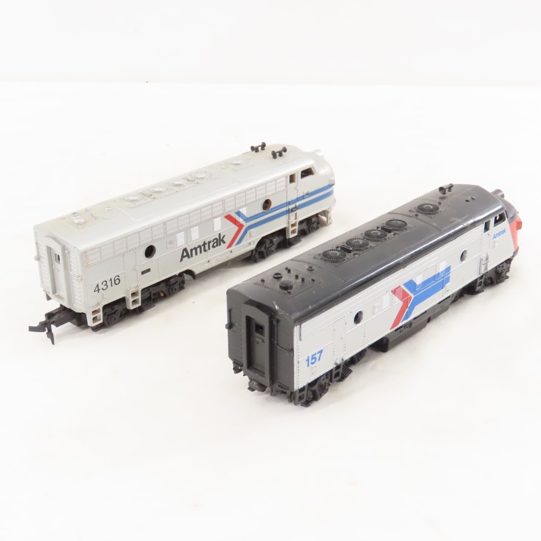 3 HO Scale Amtrak Engines and 2 Passenger Cars - 5