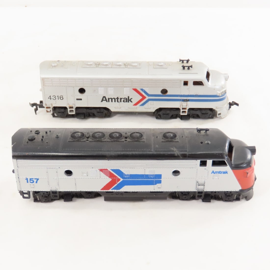 3 HO Scale Amtrak Engines and 2 Passenger Cars - 6
