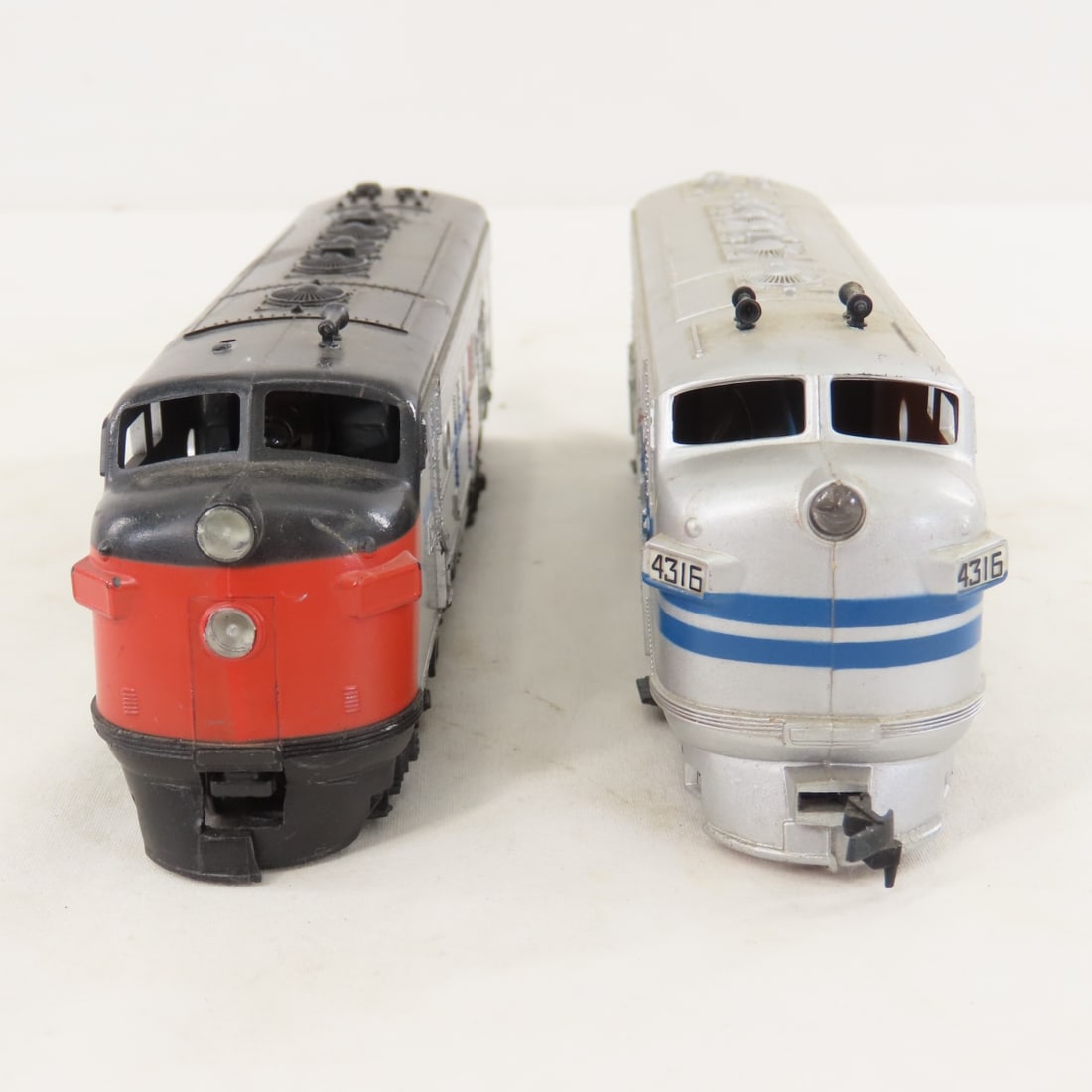 3 HO Scale Amtrak Engines and 2 Passenger Cars - 7