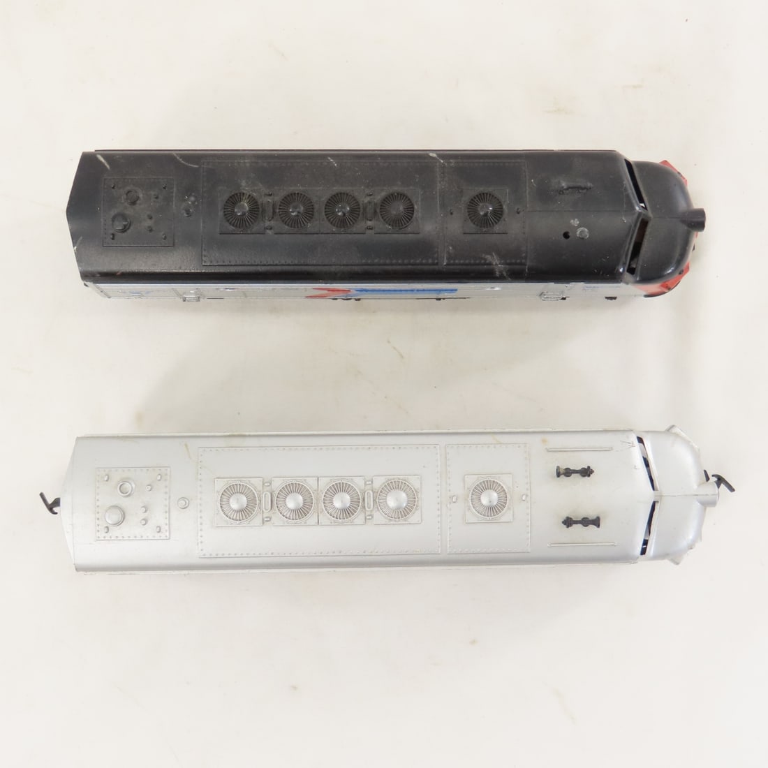 3 HO Scale Amtrak Engines and 2 Passenger Cars - 8