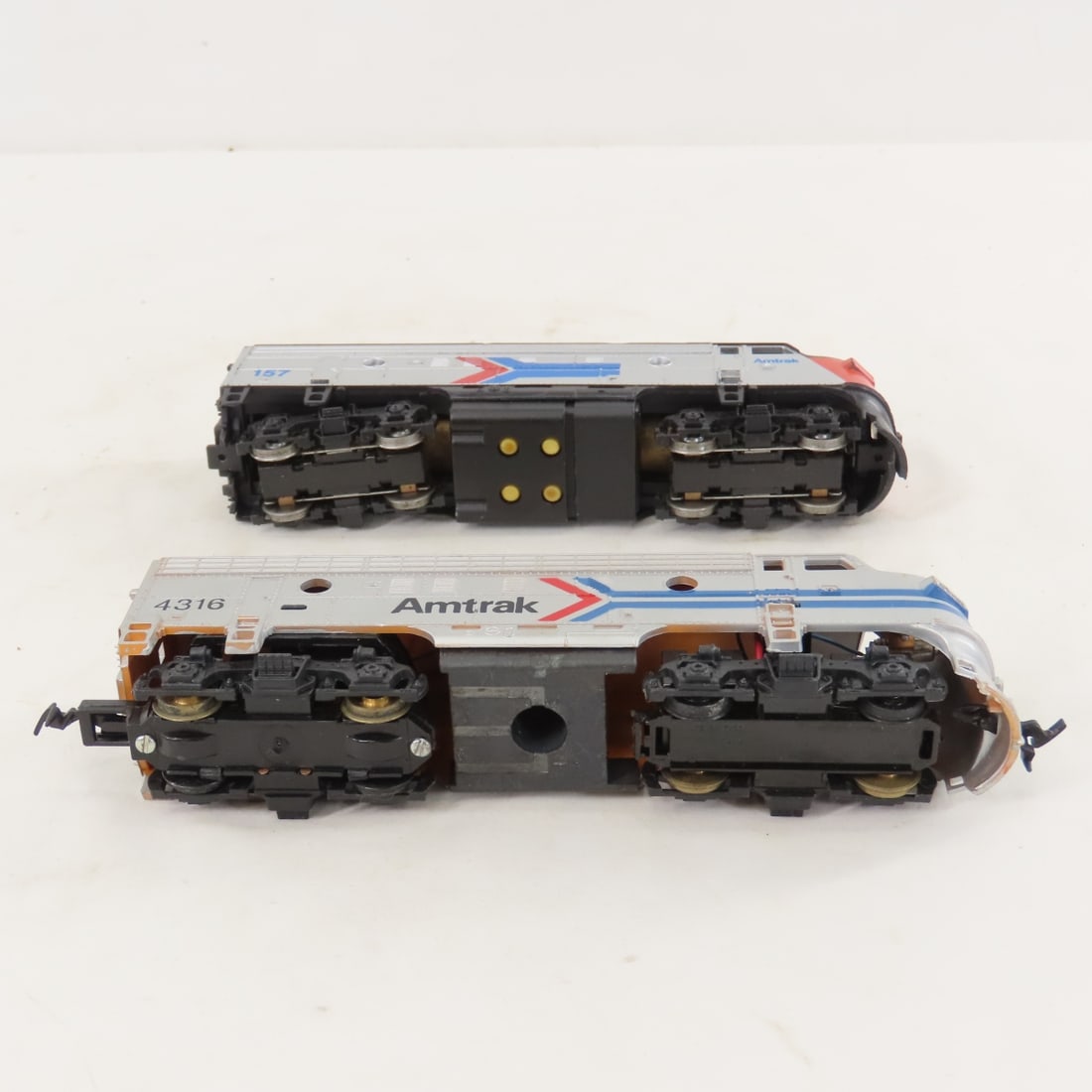 3 HO Scale Amtrak Engines and 2 Passenger Cars - 9