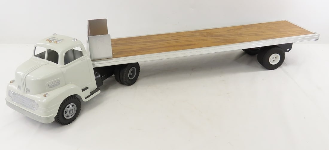 Repainted Marx Cab and Custom Flat Bed Trailer: Repainted Marx Cab and Custom Flat Bed Trailer - trailer is 26", LOT SIZE: 26x12x8" 7 LBS All information and photos, which are part of the description, are intended to be as accurate as possible,