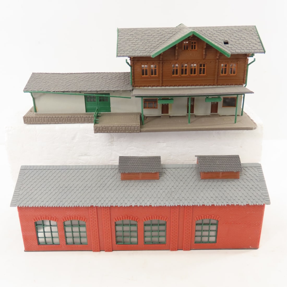 9 Plasticville & Other HO Scale Buildings & more - 10