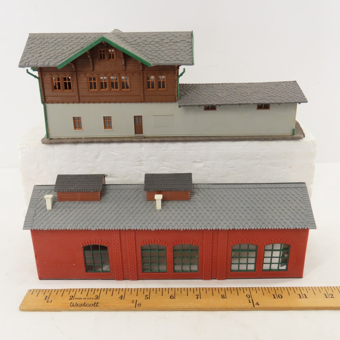 9 Plasticville & Other HO Scale Buildings & more - 11