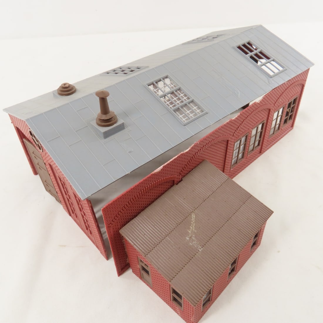 9 Plasticville & Other HO Scale Buildings & more - 17