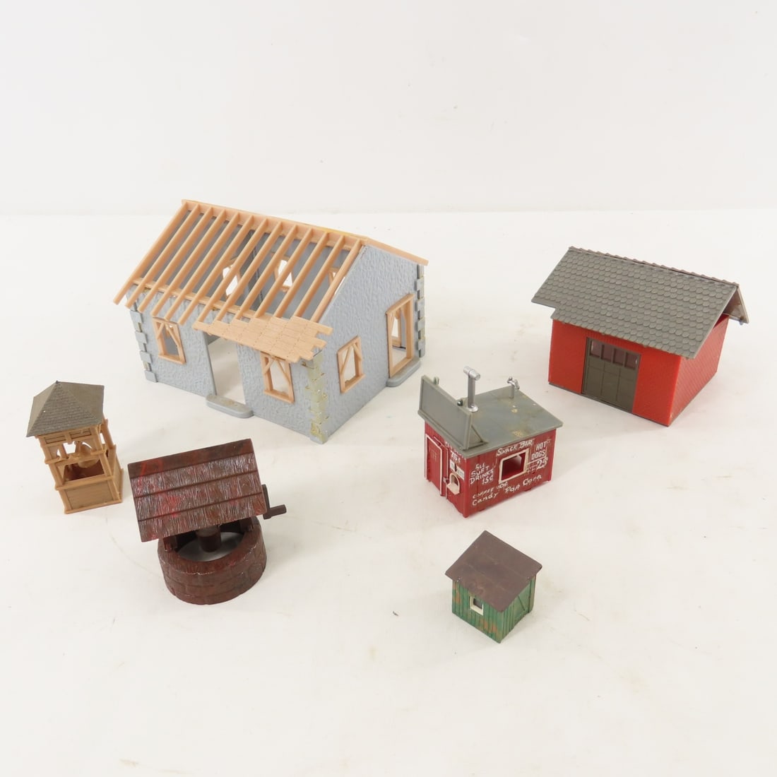 9 Plasticville & Other HO Scale Buildings & more - 18
