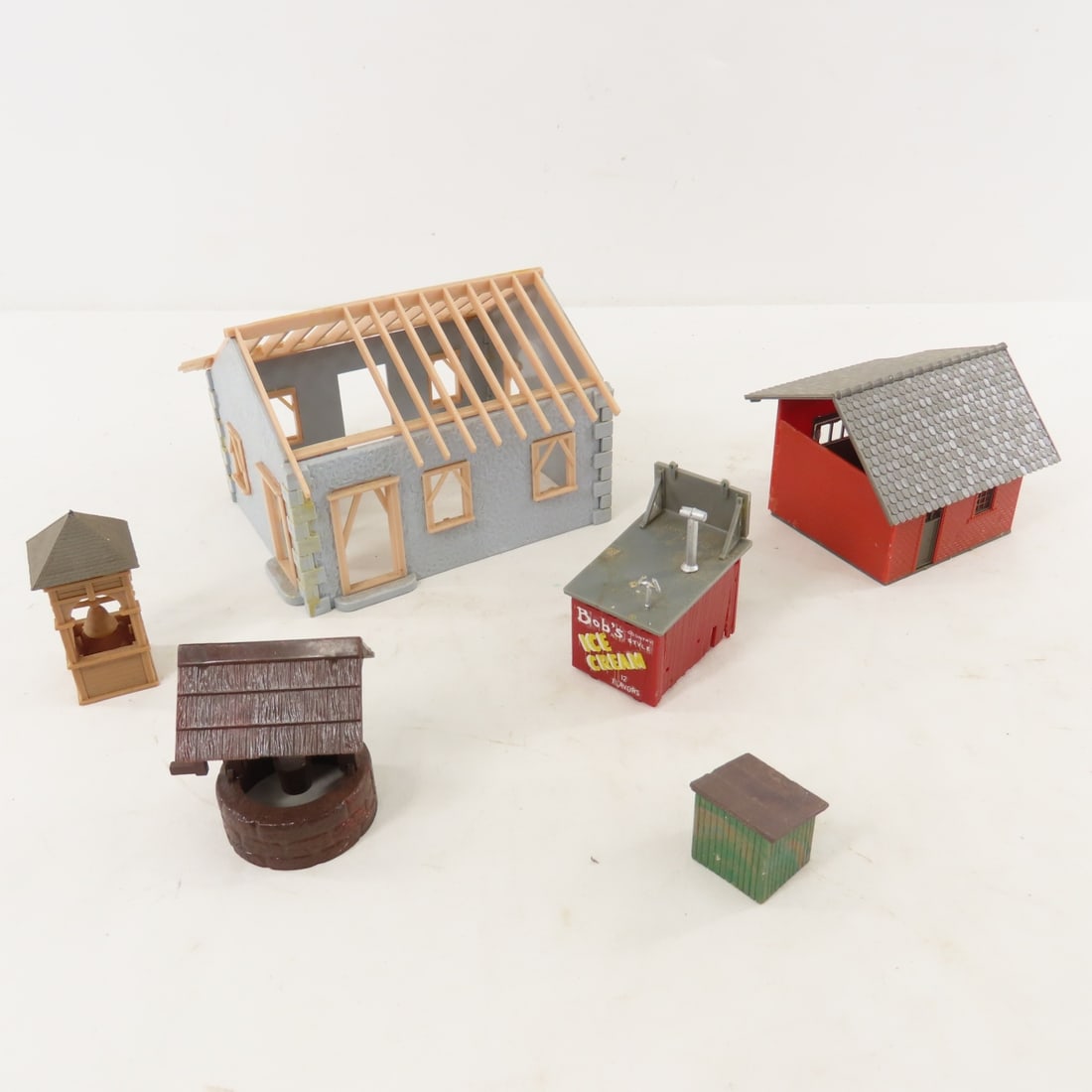 9 Plasticville & Other HO Scale Buildings & more - 19