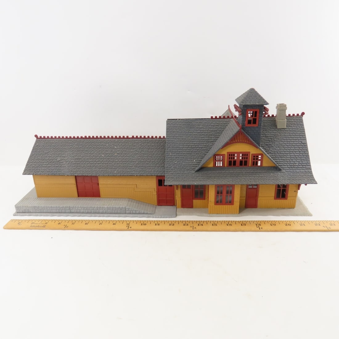 9 Plasticville & Other HO Scale Buildings & more - 2