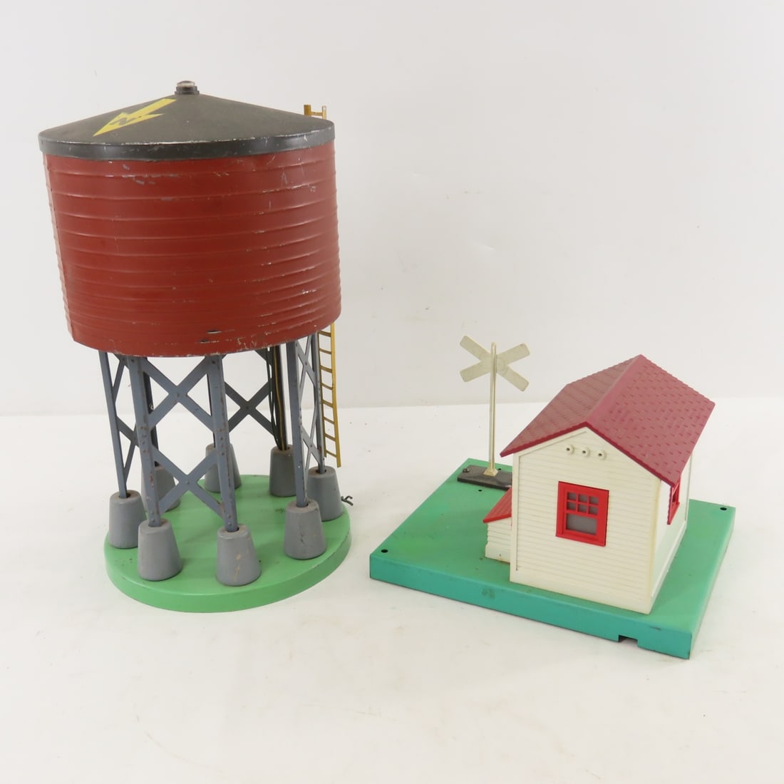 9 Plasticville & Other HO Scale Buildings & more - 9