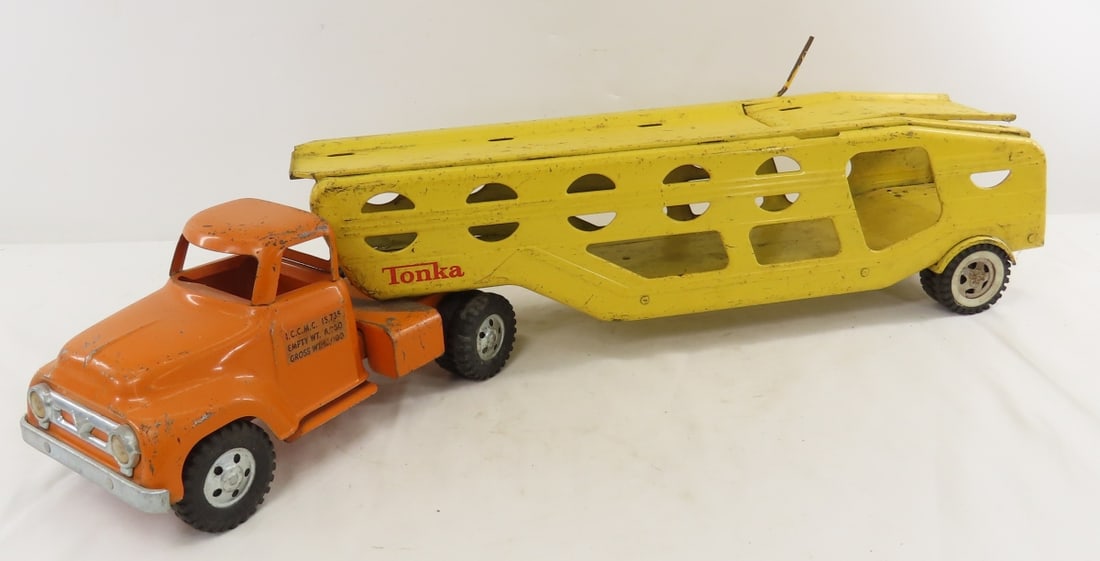 Vintage Tonka Pressed Steel Car Hauler: Vintage Tonka Pressed Steel Car Hauler - LOT SIZE: 30x5x6" 6 LBS All information and photos, which are part of the description, are intended to be as accurate as possible, but errors are possible. No