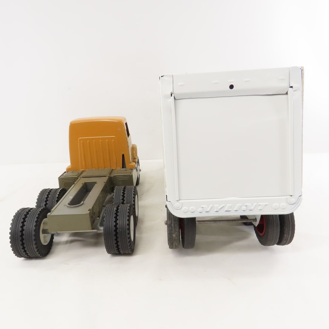 ERTL McClinton-Anchor Cab & Custom Nylint Trailer - 4