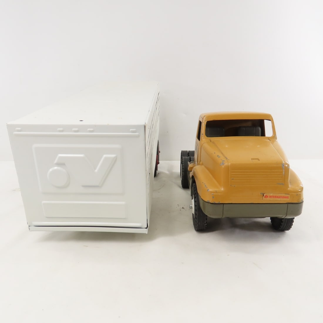 ERTL McClinton-Anchor Cab & Custom Nylint Trailer - 8