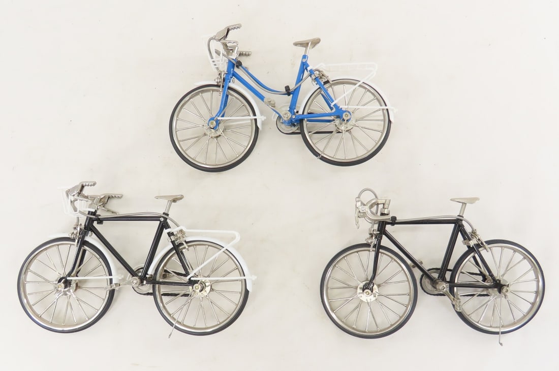 3 Metal 8" Miniature Bicycle Models: 3 Metal 8" Miniature Bicycle Models - Approx 1/8 scale, unbranded LOT SIZE: 8x6x6" 2 LBS All information and photos, which are part of the description, are intended to be as accurate as possible, but