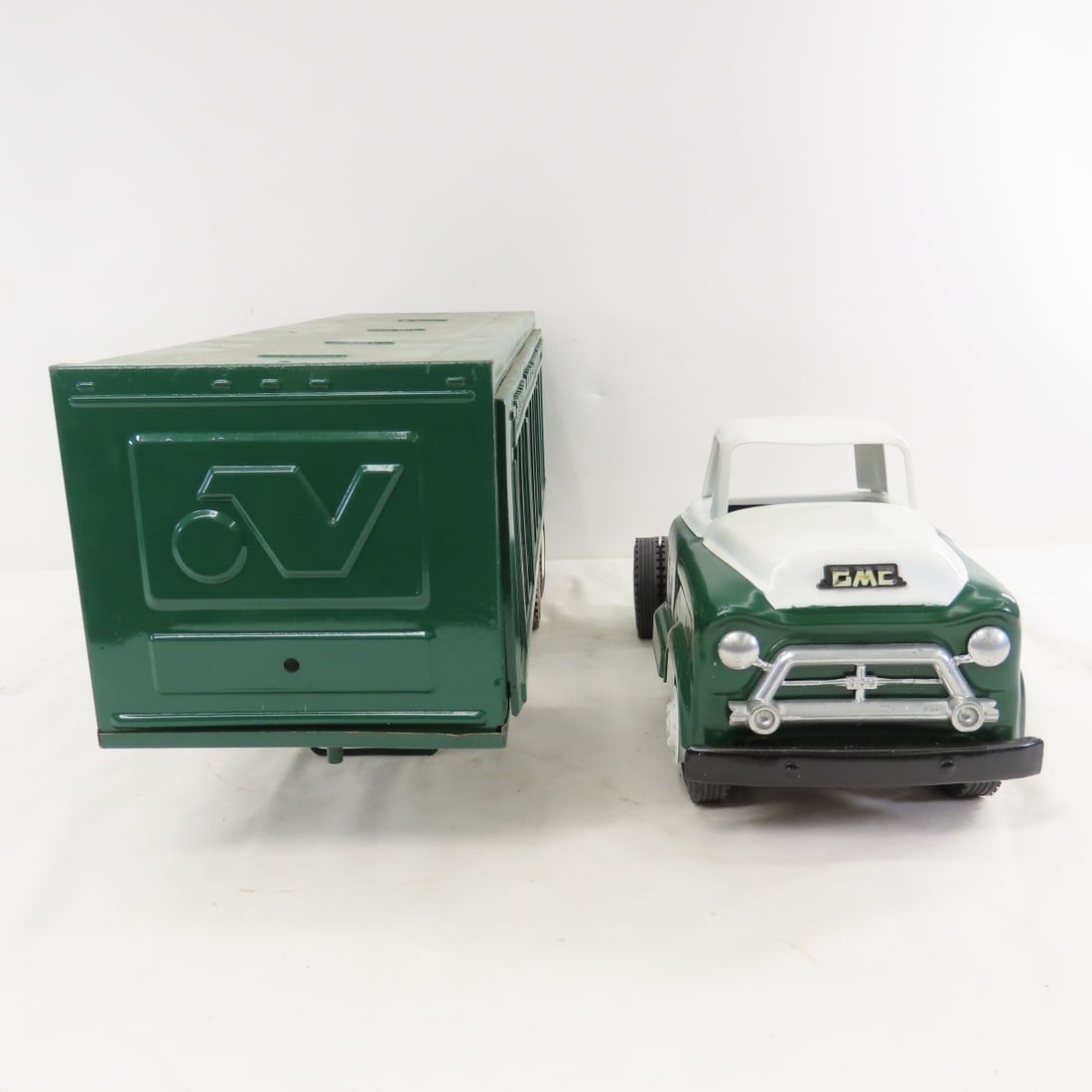 Customized GMC 550 Truck & Nylint Livestock Hauler - 8