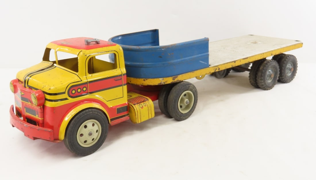 Marx Tin Litho Truck & Wyandotte Flat Bed Trailer: Marx Tin Litho Truck & Wyandotte Flat Bed Trailer - Wyandotte steel trailer, LOT SIZE: 18x6x10" 7 LBS All information and photos, which are part of the description, are intended to be as accurate as
