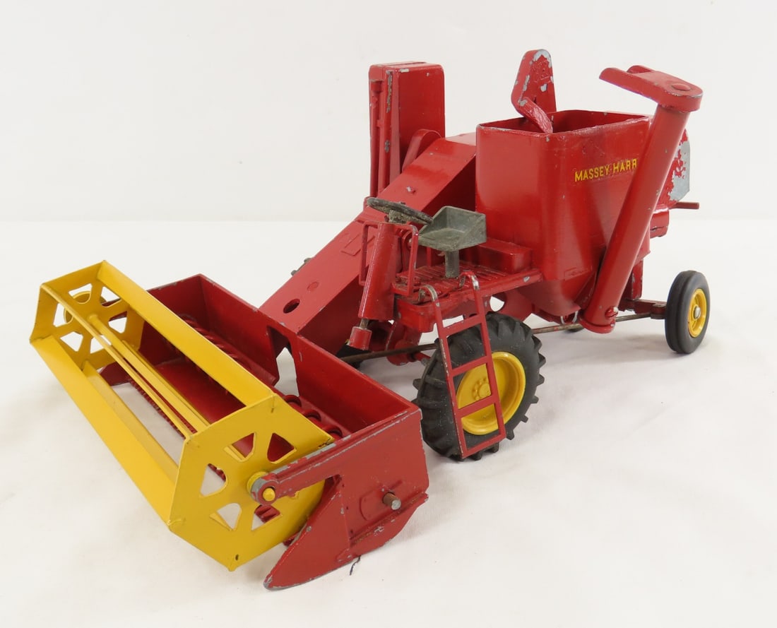 Reuhl Massey-Harris Combine: Reuhl Massey-Harris Combine - 1/16 diecast, has a few minor issues. .LOT SIZE12x6x8" 4 LBS All information and photos, which are part of the description, are intended to be as accurate as possible,