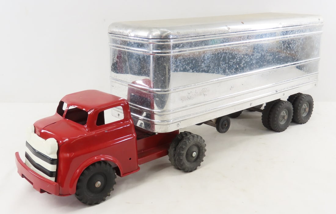 Custom Tractor Cab & Wyandotte Trailer: Custom Tractor Cab & Wyandotte Trailer - trailer looks original, approx 1/24 scale, LOT SIZE: 18x12x9" 8 LBS All information and photos, which are part of the description, are intended to be as