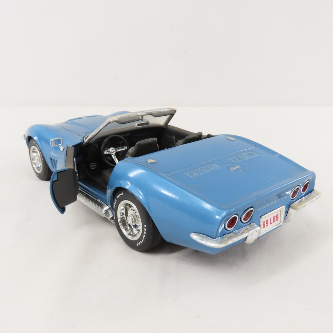 2 Revell 1/18 Diecast '69 Corvettes- 1 in Box - 10
