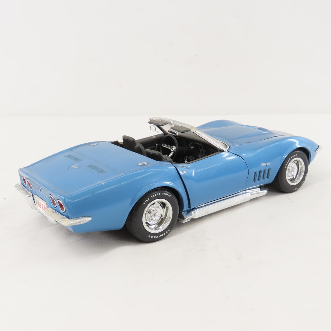 2 Revell 1/18 Diecast '69 Corvettes- 1 in Box - 12