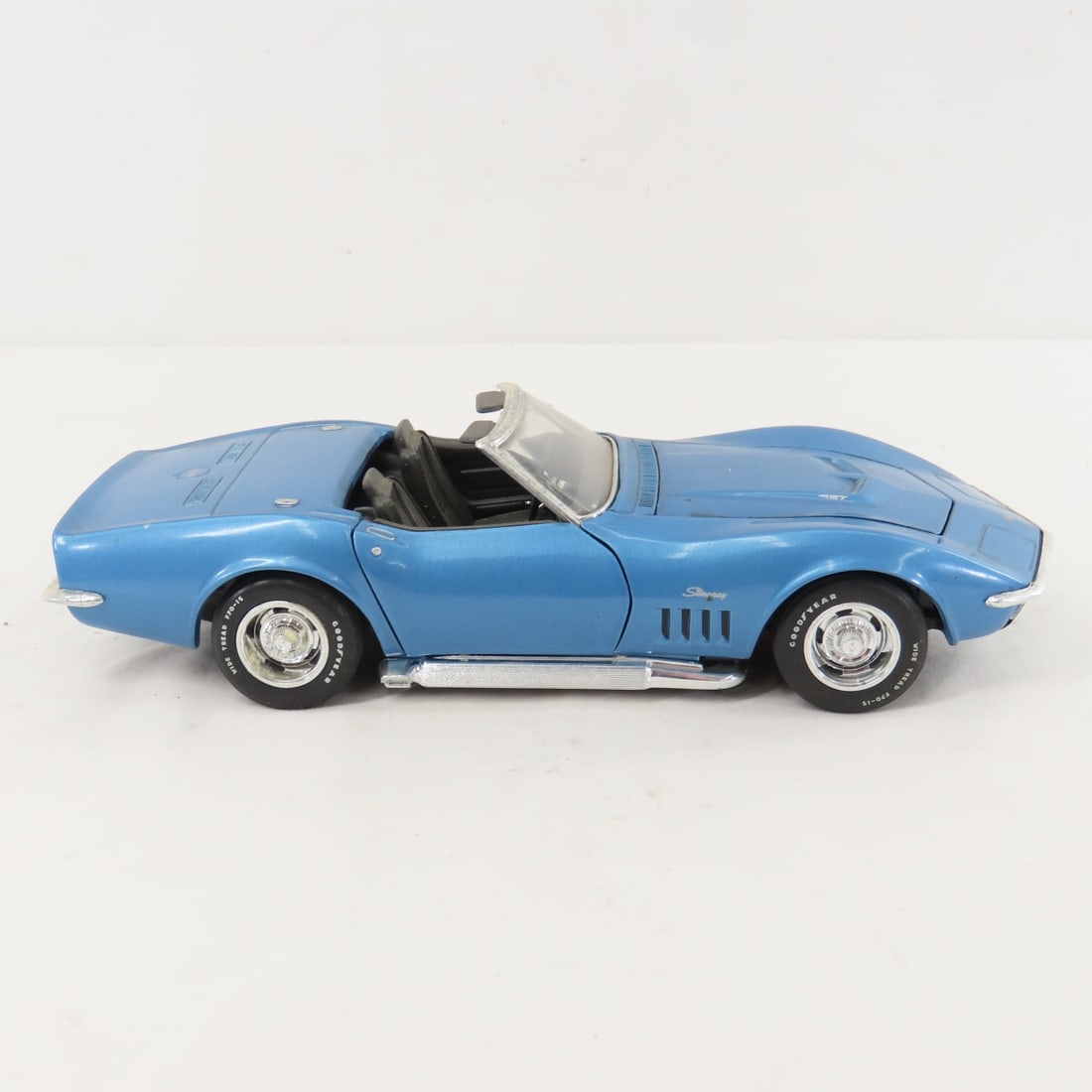 2 Revell 1/18 Diecast '69 Corvettes- 1 in Box - 13