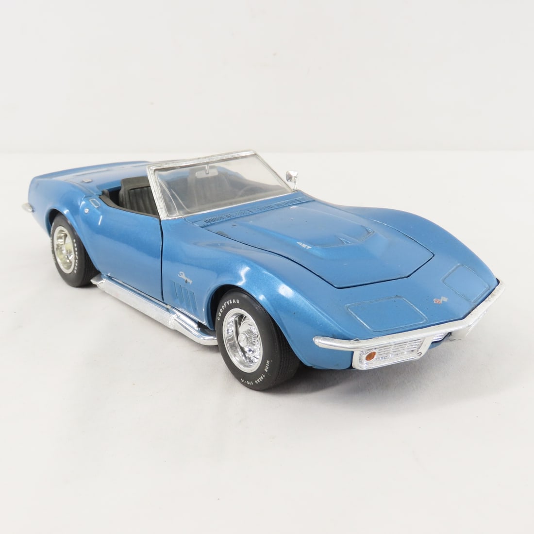 2 Revell 1/18 Diecast '69 Corvettes- 1 in Box - 14